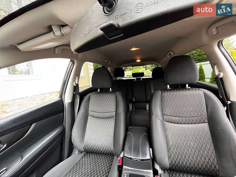 Внедорожник / Кроссовер Nissan Rogue 2017 в Хырове