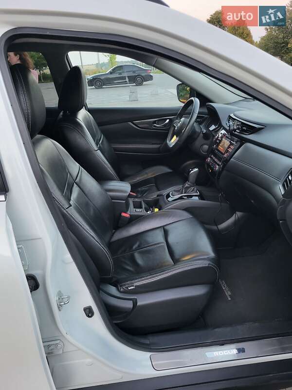 Внедорожник / Кроссовер Nissan Rogue 2017 в Ровно