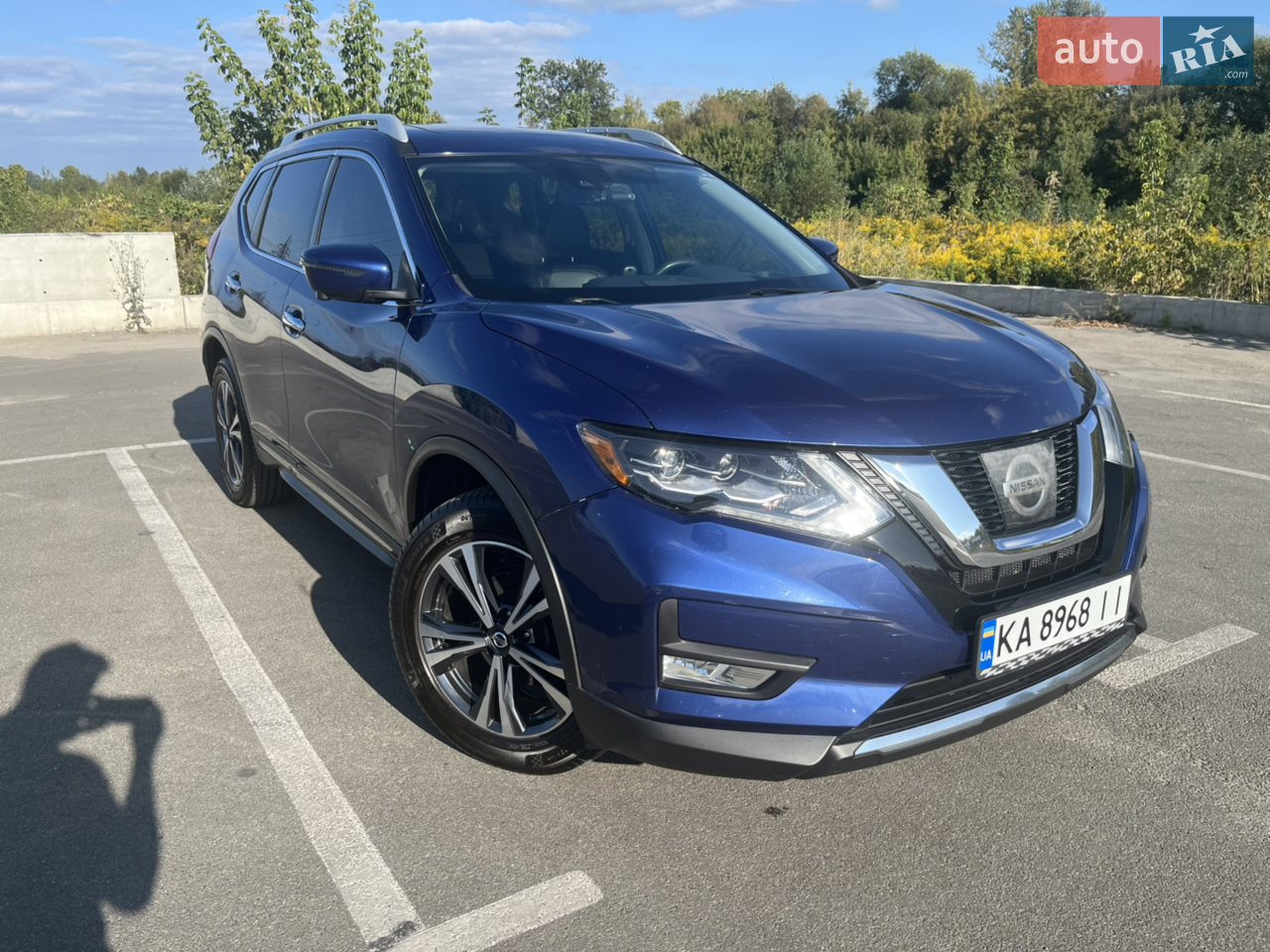 Продаю власний Nissan Rogue 2017 у топовій комплектації SL. Авто пригнане під себе, акуратна експлуатація. Регулярно обслуговувалося у офіційного дилера — повний пакет квитанцій і записів з кожного ТО в наявності.

Головні переваги SL:
Камери огляду 360° (Around View Monitor)
Панорамний дах
Шкіряний салон
LED-оптика (фари)
Преміальна акустика Bose

Додаткове обладнання:
Преміальна шумоізоляція (усі двері + передні крила)
Два комплекти шин: літо/зима від преміум-виробників (обидва комплекти ~2-річні)
Шкіряні килимки з синьою окантовкою в колір кузова
Два килимки в багажник
Тонування бокових вікон

Стан і сервіс:

ТО виконувалося вчасно й лише у офіційного дилера (усі підтвердження на руках)

Авто готове до будь-яких перевірок та огляду

Ідеальний варіант для тих, хто шукає доглянутий кросовер з максимальною комплектацією, камерами 360°, панорамою, шкірою, Bose та LED-фарами.