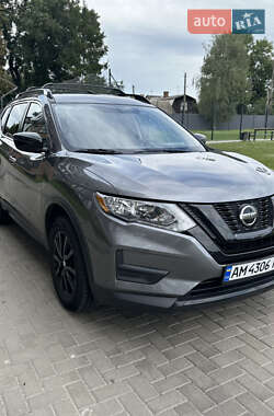 Внедорожник / Кроссовер Nissan Rogue 2018 в 