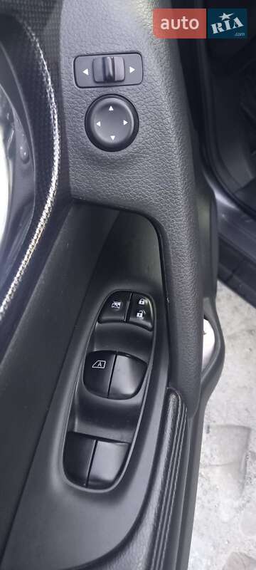 Позашляховик / Кросовер Nissan Rogue 2016 в Жовкві