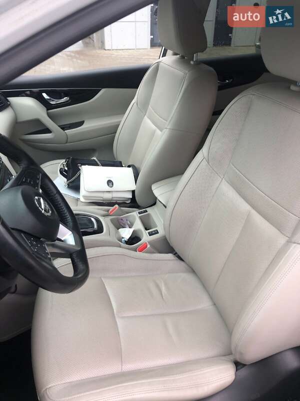 Внедорожник / Кроссовер Nissan Rogue 2017 в Мостиске