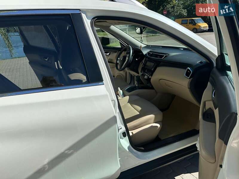 Внедорожник / Кроссовер Nissan Rogue 2016 в Надворной