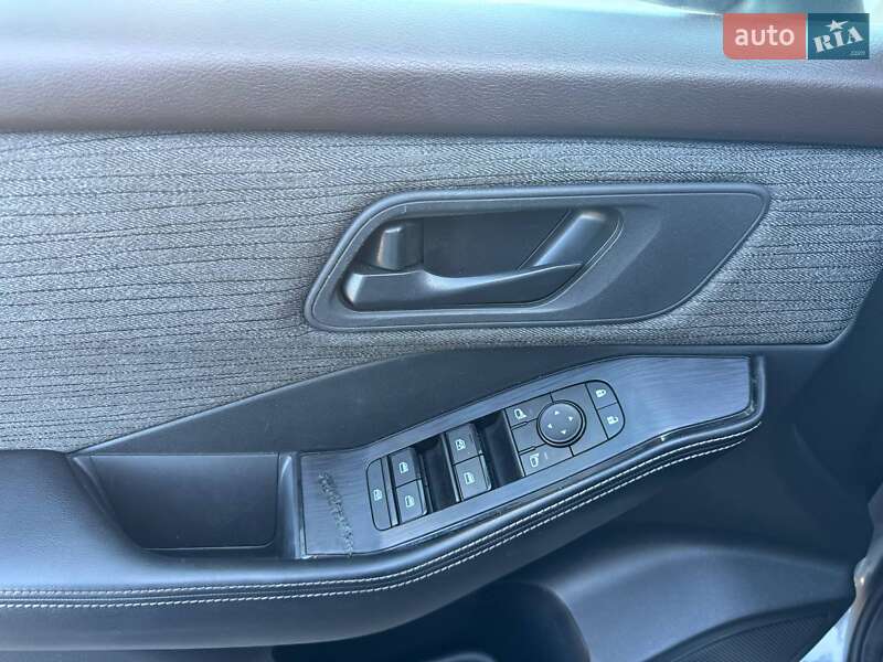 Позашляховик / Кросовер Nissan Rogue 2020 в Львові