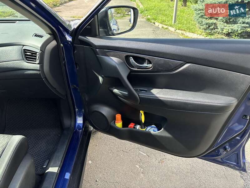 Внедорожник / Кроссовер Nissan Rogue 2017 в Хмельницком