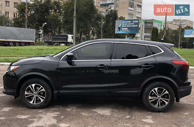 Внедорожник / Кроссовер Nissan Rogue 2018 в 