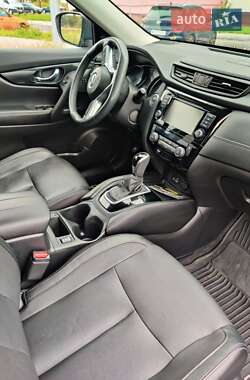 Внедорожник / Кроссовер Nissan Rogue 2018 в 