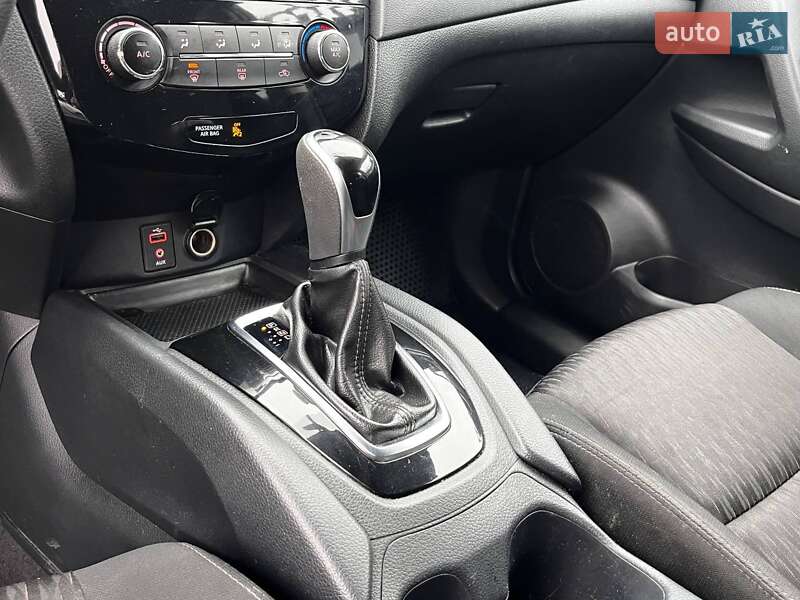 Внедорожник / Кроссовер Nissan Rogue 2017 в Луцке