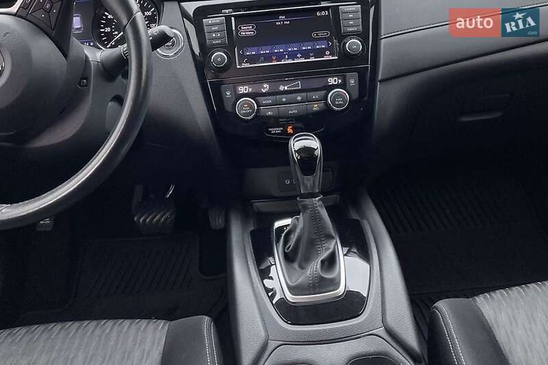 Внедорожник / Кроссовер Nissan Rogue 2018 в Александрие