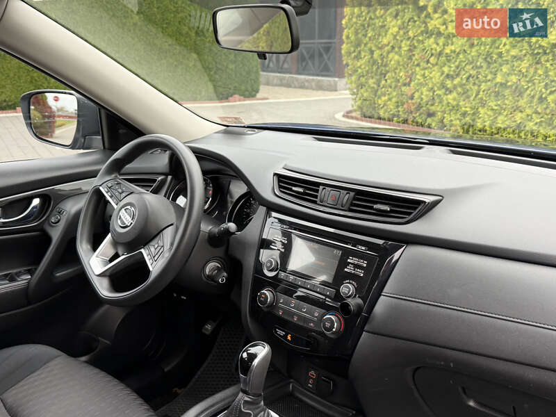 Внедорожник / Кроссовер Nissan Rogue 2017 в Стрые