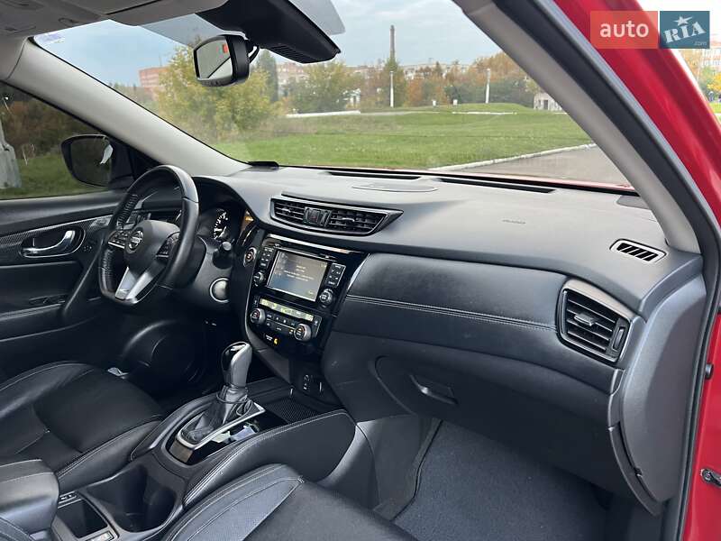 Внедорожник / Кроссовер Nissan Rogue 2017 в Ровно