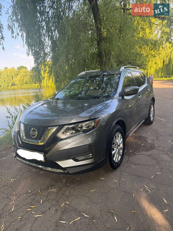 Внедорожник / Кроссовер Nissan Rogue 2017 в Ровно