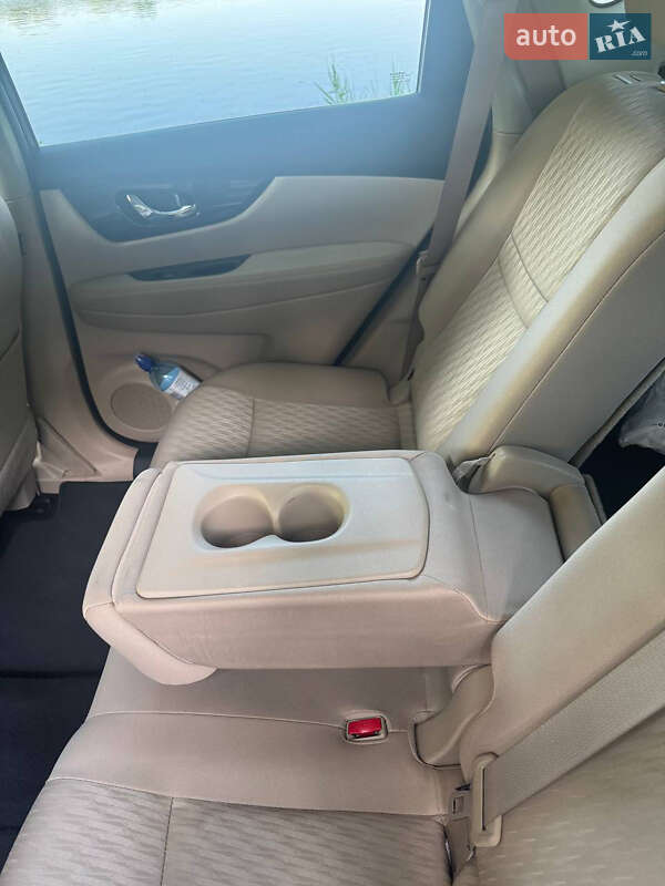 Внедорожник / Кроссовер Nissan Rogue 2017 в Ровно