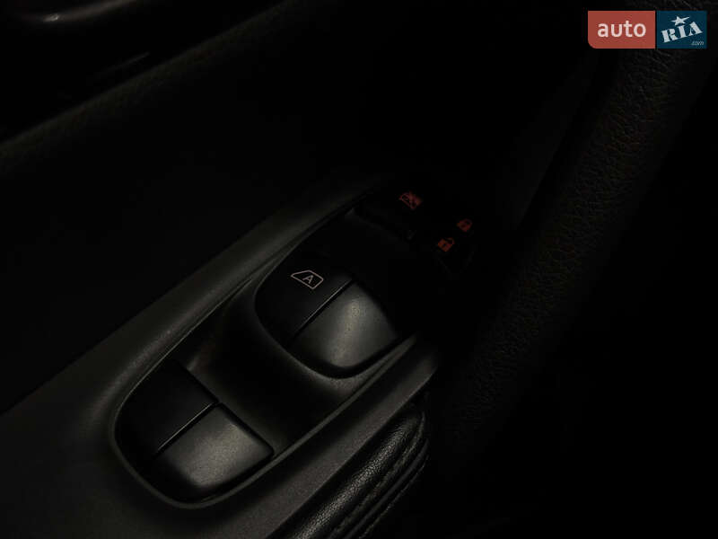 Позашляховик / Кросовер Nissan Rogue 2017 в Миколаєві