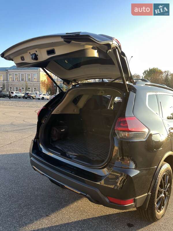 Внедорожник / Кроссовер Nissan Rogue 2017 в Глинном