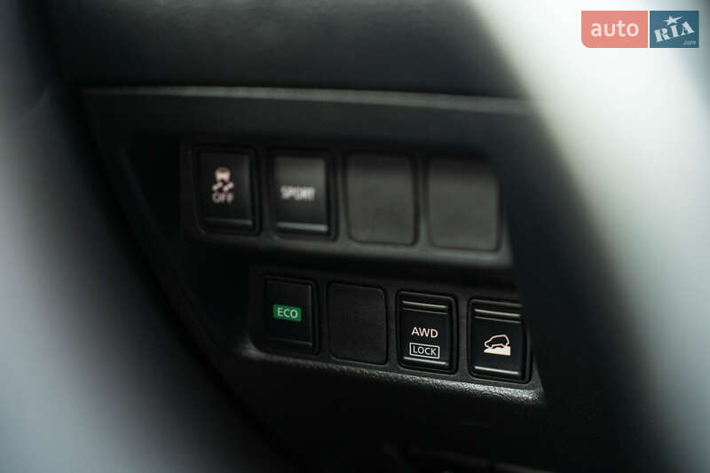 Позашляховик / Кросовер Nissan Rogue 2015 в Чернівцях