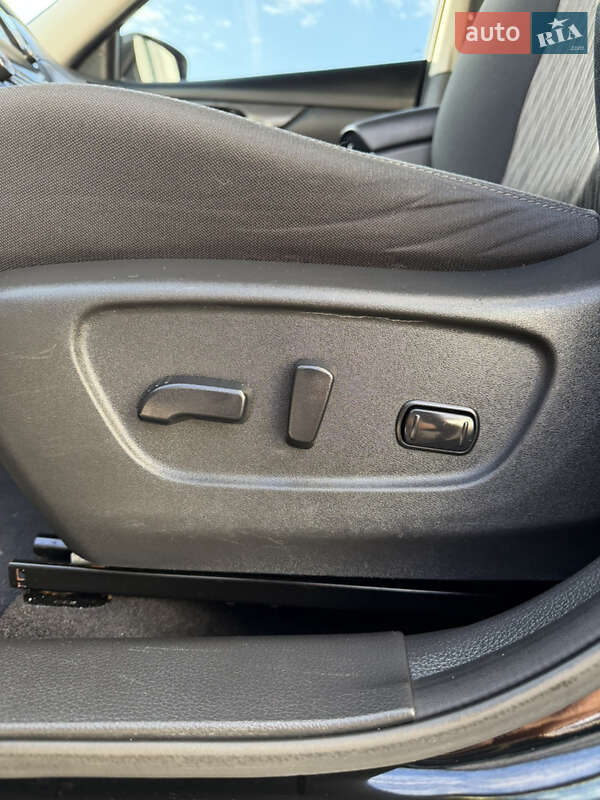 Внедорожник / Кроссовер Nissan Rogue 2018 в Киеве