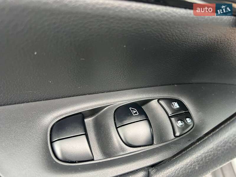 Внедорожник / Кроссовер Nissan Rogue 2017 в Львове