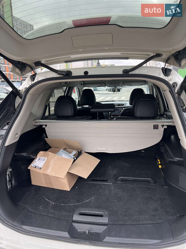 Внедорожник / Кроссовер Nissan Rogue 2014 в Вишневом фото 4 Внедорожник / Кроссовер Nissan Rogue 2014 в Вишневом