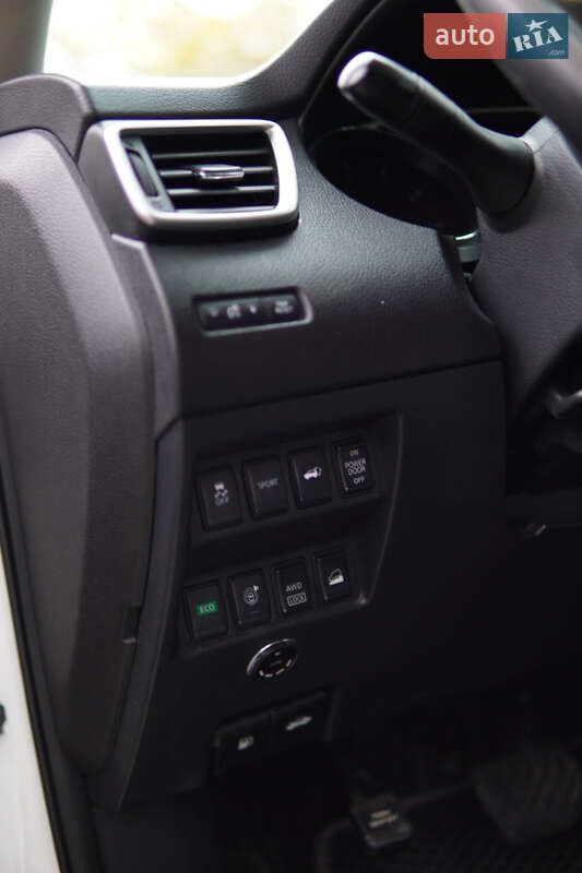 Внедорожник / Кроссовер Nissan Rogue 2016 в Киеве