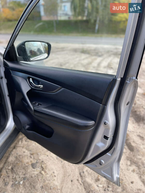 Позашляховик / Кросовер Nissan Rogue 2015 в Києві