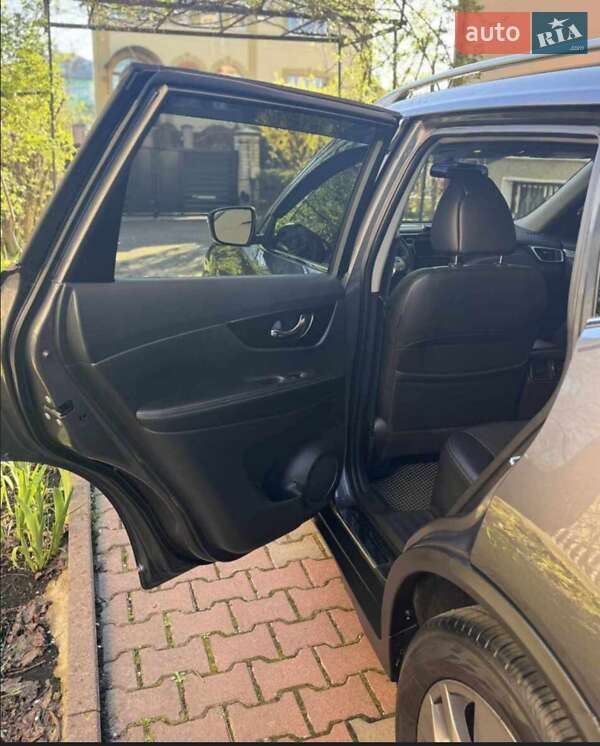 Внедорожник / Кроссовер Nissan Rogue 2016 в Ивано-Франковске