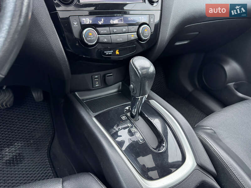 Внедорожник / Кроссовер Nissan Rogue 2015 в Киеве