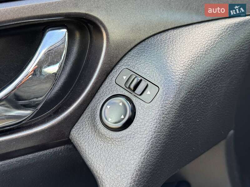 Внедорожник / Кроссовер Nissan Rogue 2016 в Киеве