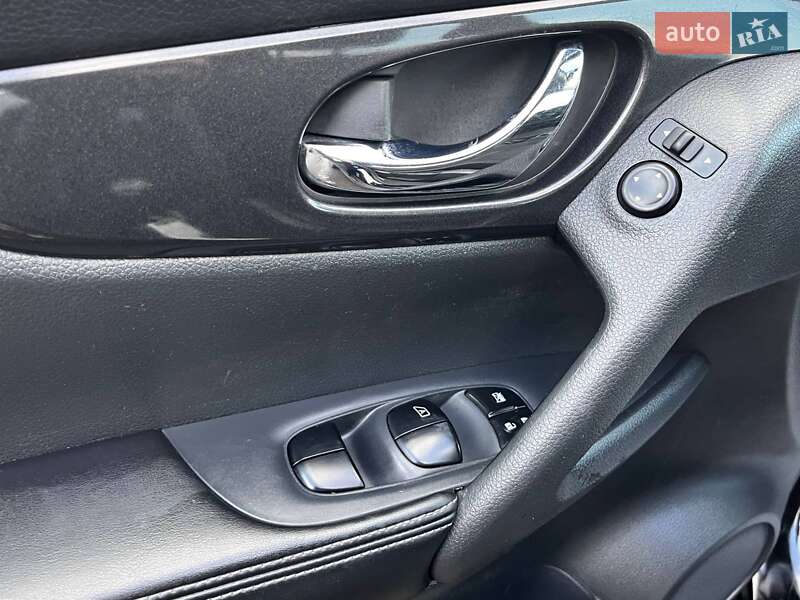 Внедорожник / Кроссовер Nissan Rogue 2017 в Луцке