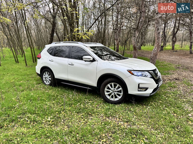 Внедорожник / Кроссовер Nissan Rogue 2017 в Запорожье