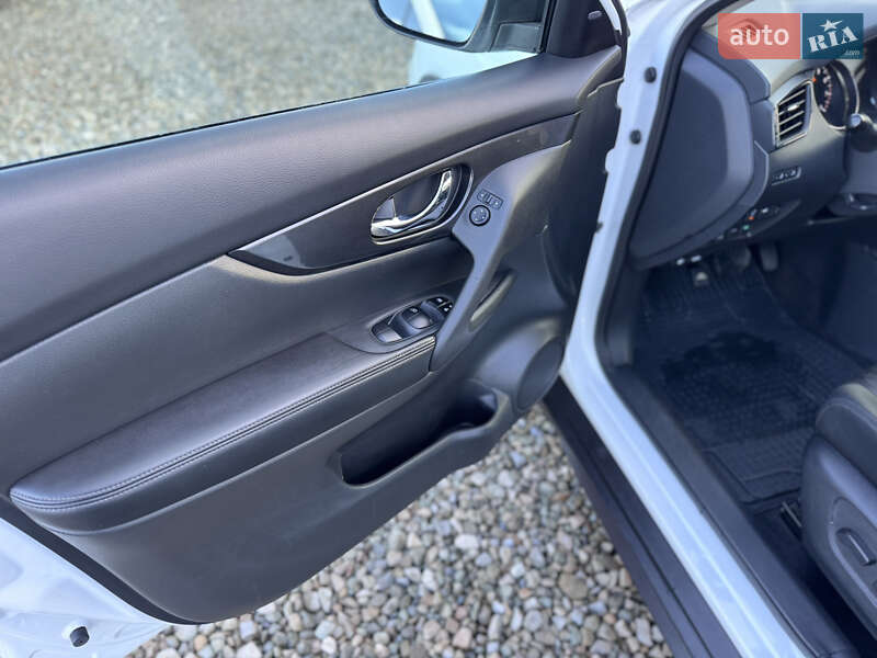 Внедорожник / Кроссовер Nissan Rogue 2017 в Ивано-Франковске