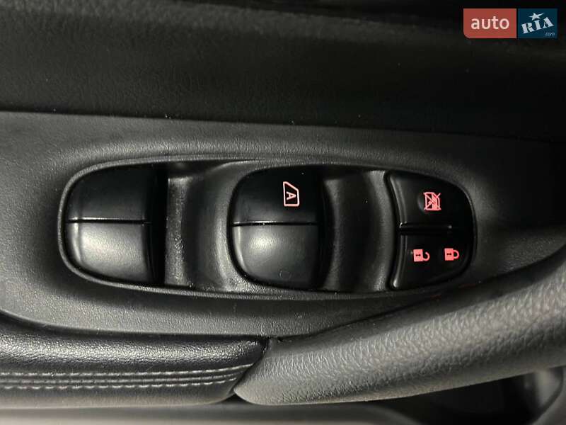 Внедорожник / Кроссовер Nissan Rogue 2017 в Каменском