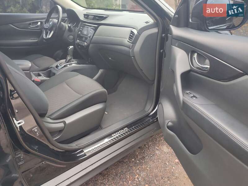 Внедорожник / Кроссовер Nissan Rogue 2017 в Запорожье