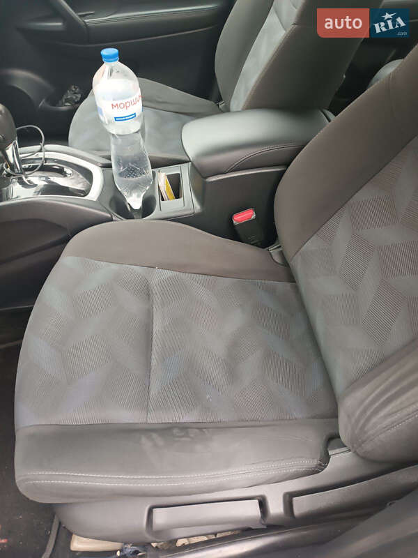 Позашляховик / Кросовер Nissan Rogue 2016 в Лубнах