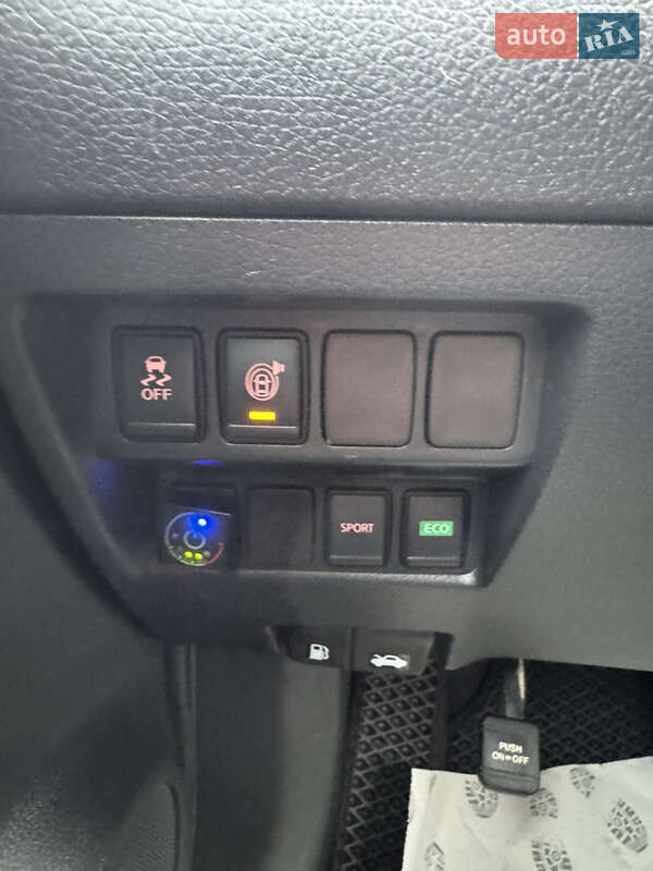 Внедорожник / Кроссовер Nissan Rogue 2016 в Мостиске