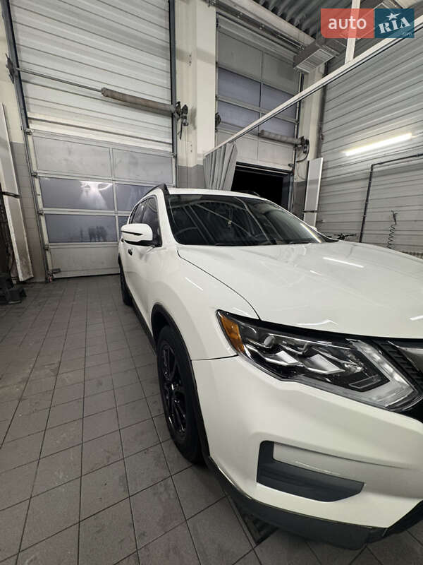 Внедорожник / Кроссовер Nissan Rogue 2016 в Мостиске