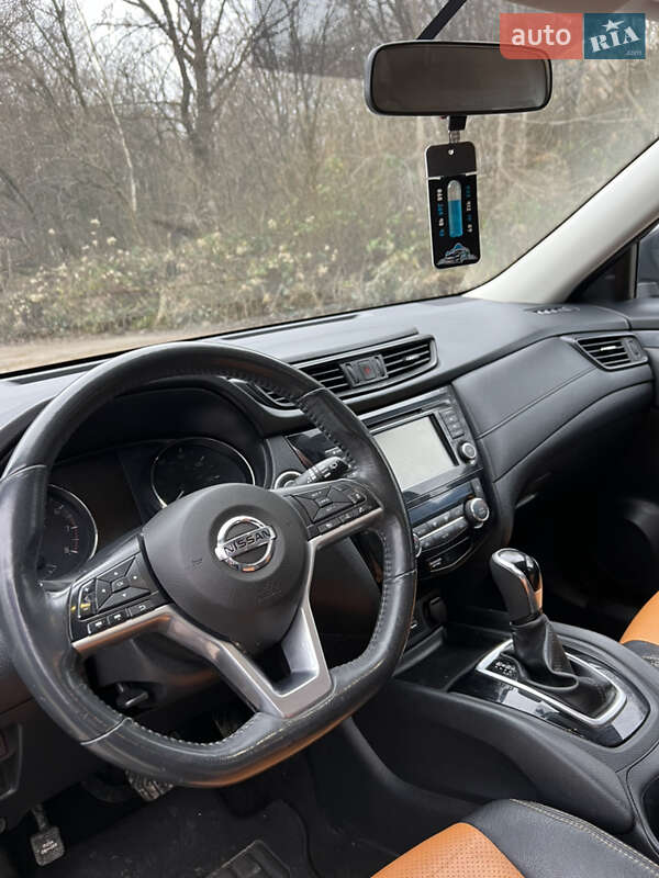 Внедорожник / Кроссовер Nissan Rogue 2018 в Новояворовске