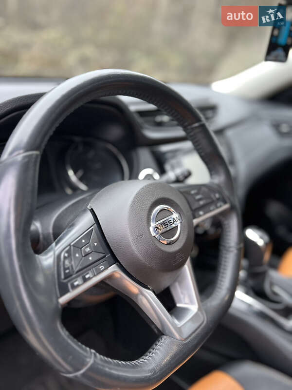 Внедорожник / Кроссовер Nissan Rogue 2018 в Новояворовске