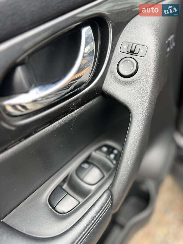 Внедорожник / Кроссовер Nissan Rogue 2018 в Новояворовске