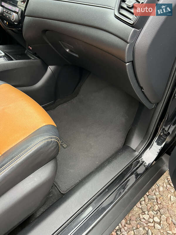 Внедорожник / Кроссовер Nissan Rogue 2018 в Новояворовске