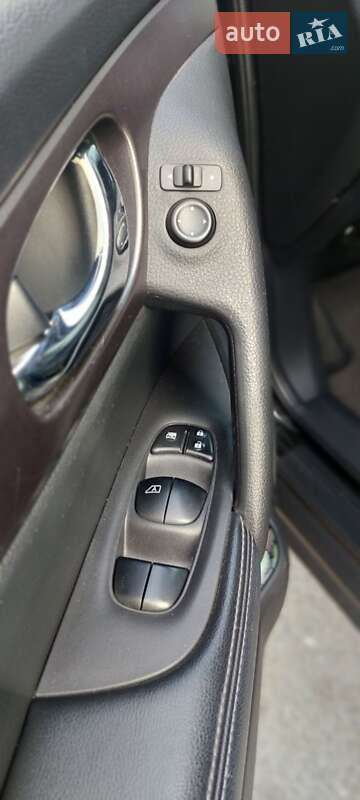 Позашляховик / Кросовер Nissan Rogue 2016 в Чернігові