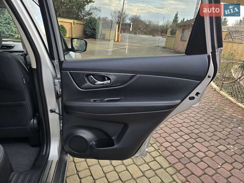 Позашляховик / Кросовер Nissan Rogue 2017 в Мукачевому