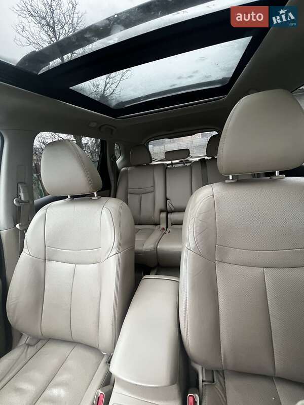 Внедорожник / Кроссовер Nissan Rogue 2014 в Черновцах