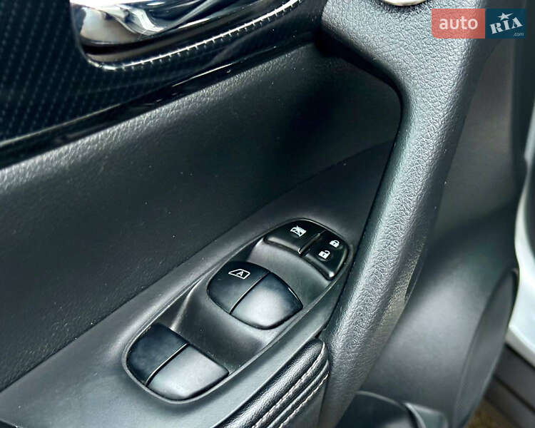 Внедорожник / Кроссовер Nissan Rogue 2017 в Киеве