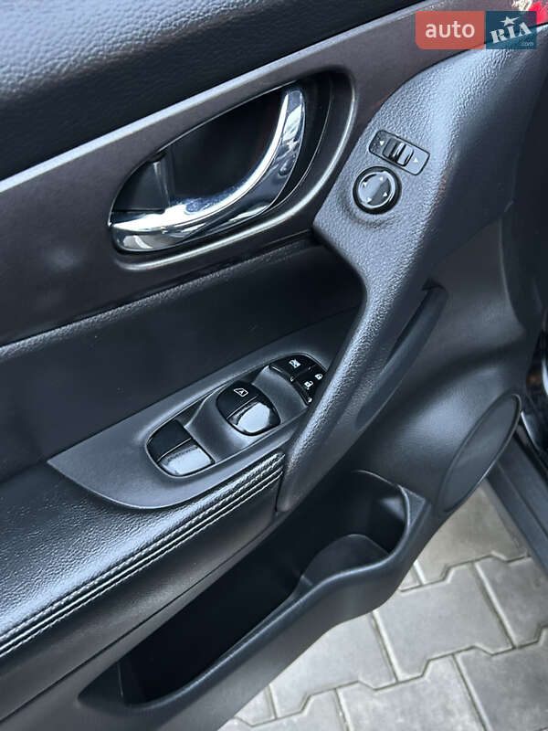 Внедорожник / Кроссовер Nissan Rogue 2016 в Вознесенске