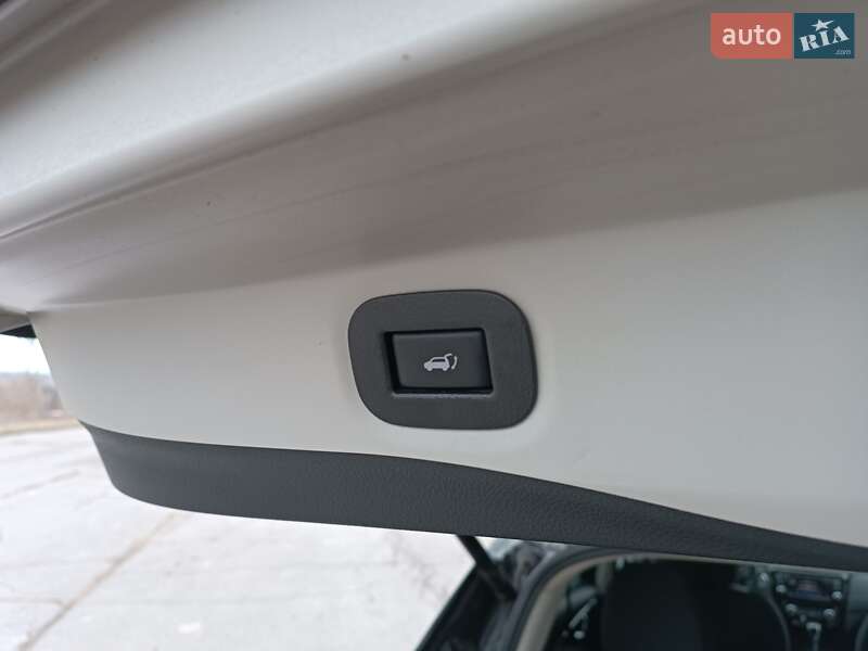 Позашляховик / Кросовер Nissan Rogue 2017 в Миргороді