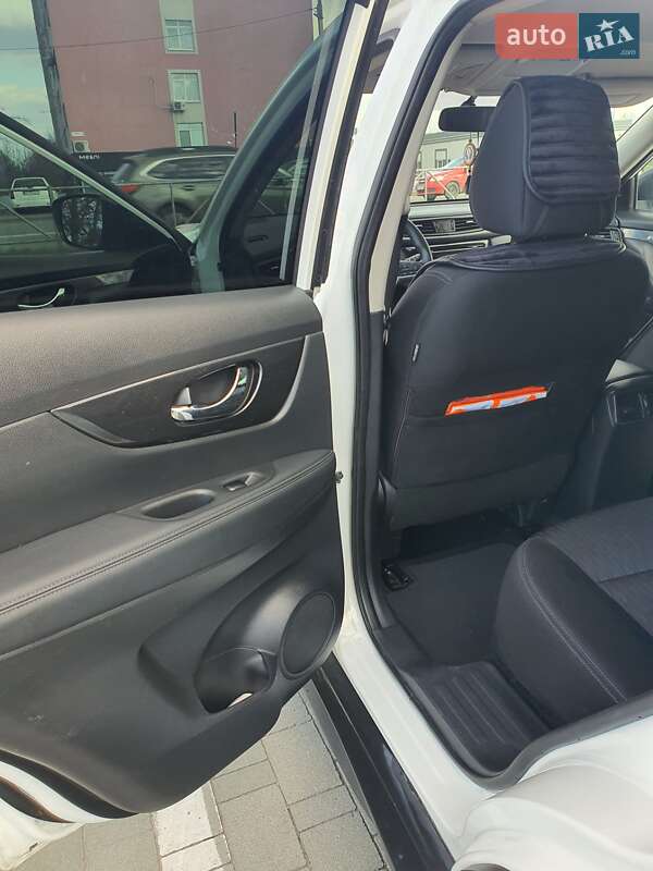 Внедорожник / Кроссовер Nissan Rogue 2017 в Хмельницком