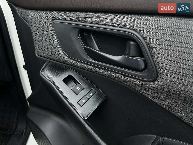 Внедорожник / Кроссовер Nissan Rogue 2023 в Киеве