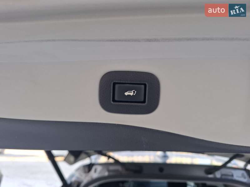 Внедорожник / Кроссовер Nissan Rogue 2016 в Вишневом