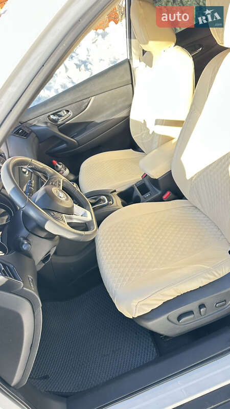 Внедорожник / Кроссовер Nissan Rogue 2017 в Львове